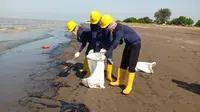 Pasca kejadian tumpahan minyak di area pantai Karawang, Tim PHE ONWJ terus bersinergi dengan berbagai pihak untuk membersihkan sisa ceceran minyak. (Dok Pertamina)