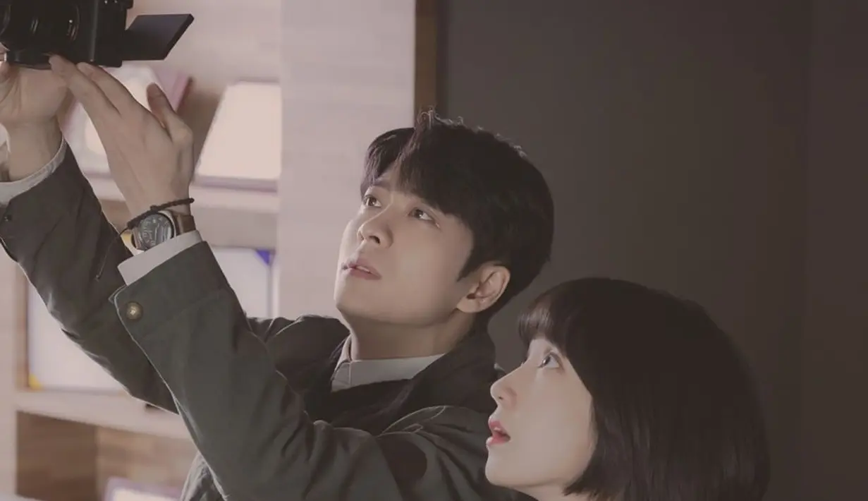 Kang Tae Oh dan Woo Young Woo kompak mencari bukti saat memecahkan kasus bersama. (Foto: Instagram/ channel.ena.d)