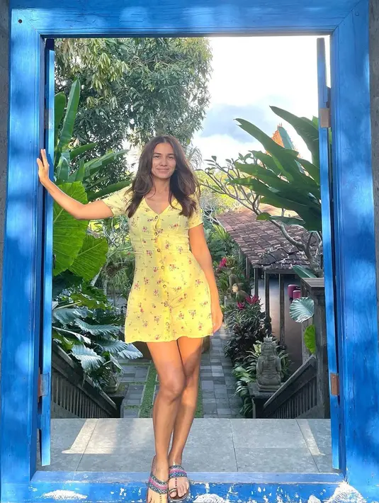 <p>Mengenakan mini dress kuning bermotif bunga-bunga, penampilan Nova Eliza ini terlihat serasi dengan kulitnya. (Instagram/novaelizatime)</p>