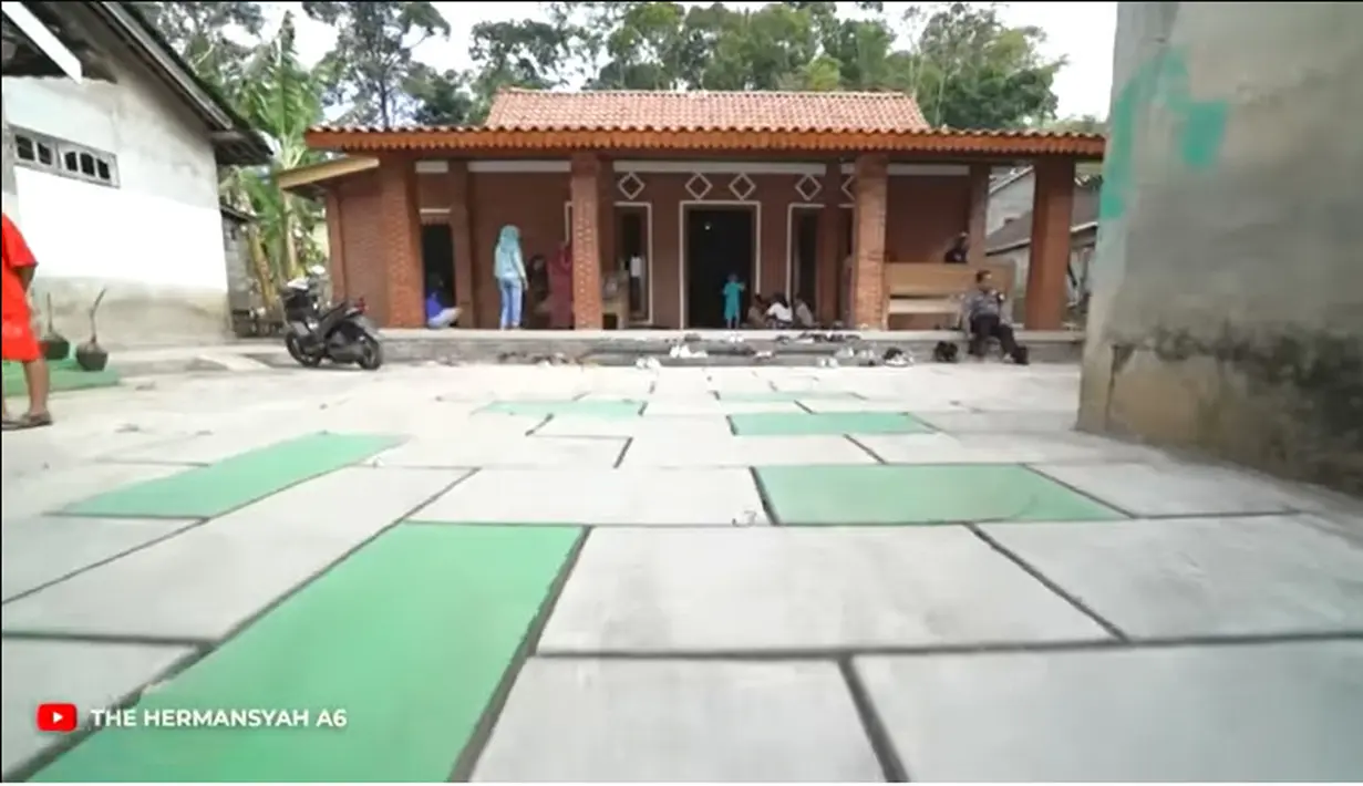 Berikut potret rumah Uteng yang berada di kampung. Halaman sangat luas dengan beton dan model rumah dengan atap limas.  [Youtube/The Hermansyah A6]