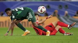 Gelandang Timnas Korea Selatan, Lee Jae-sung (kanan) dan gelandang Arab Saudi, Nasser Aldawsari terjatuh saat perebutan bola pada laga babak 16 besar Piala Asia 2023 di Education City Stadium, Al Rayyan, Qatar, Rabu (31/1/2024) dini hari WIB. (AP Photo/Aijaz Rahi)