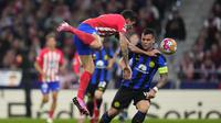 Stefan Savic dari Atletico Madrid, kiri, berebut bola dengan Lautaro Martinez dari Inter Milan selama pertandingan sepak bola leg kedua Liga Champions, babak 16 besar antara Atletico Madrid dan Inter Milan di stadion Metropolitano di Madrid, Spanyol, Rabu, 13 Maret 2024 (Foto AP/Manu Fernandez)