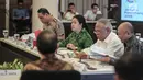 Menko PMK, Puan Maharani memberi keterangan saat rapat di Kemenko PMK, Jakarta, Kamis (28/9). Rakor tingkat menteri tersebut membahas tentang antisipasi erupsi Gunung Agung & percepatan penanganan pengungsi Sinabung. (Liputan6.com/Faizal Fanani)