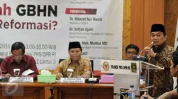 Ketua F-PKS Jazuli Juwaini (kanan) memberi pandangannya saat menjadi pembicara dalam diskusi di F-PKS bertajuk "Perlukah Kita Mempunyai GBHN" di Kompleks Parlemen, Senayan, Jakarta, Kamis (3/3). (Liputan6.com/Johan Tallo)