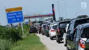 Kendaraan antre menuju pintu keluar Tol Brebes Barat, Jawa Tengah, Sabtu (23/12). Untuk mengurangi kemacetan di pintu Tol Brebes Timur petugas mengalihkan arus lalu lintas keluar Tol Brebes Barat. (Liputan6.com/Helmi Fithriansyah)