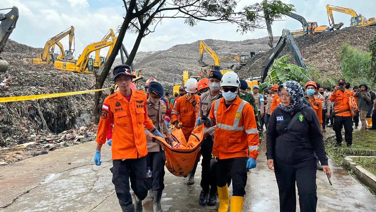 FOTO: Korban Longsor Gunungan Sampah Bantargebang Kembali  Ditemukan Siang Ini