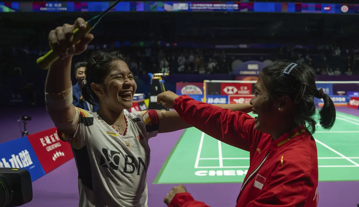 Selebrasi kemenangan Tunggal putri Indonesia, Ester Nurumi Tri Wardoyo (kiri) bersama rekannya, Gregoria Mariska Tunjung setelah menjadi penentu kemenangan 3-0 Tim Uber Indonesia atas Thailand pada laga perempatfinal Piala Uber 2024 di Hi-Tech Zone Sports Centre Gymnasium, Chengdu, China, Jumat (3/5/2024) usai mengalahkan wakil Thailand, Supanida Katethong dengan tiga gim, 19-21, 21-19 dan 21-19. (AP Photo/Ng Han Guan)