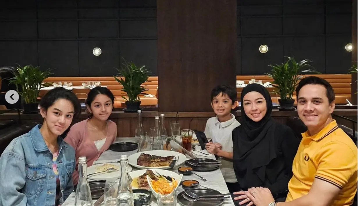 Disela-sela kesibukannya, Rionaldo tetap meluangkan waktu bersama keluarganya. Potret keharmonisan keluarga Rionaldo saat makan makam bersama keluarga. [Instagram/rio.stokhorst]