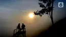 Pengunjung menunggu hilangnya kabut yang menutupi kawasan Gunung Luhur di Desa Citorek Kidul, Kecamatan Cibeber, Kabupaten Lebak, Banten, Sabtu (23/11/2019). Wisata “Negeri Di Atas Awan” yang sempat tutup sementara sejak September 2019 lalu ini kembali ramai oleh wisawatan. (merdeka.com/Arie Basuki)