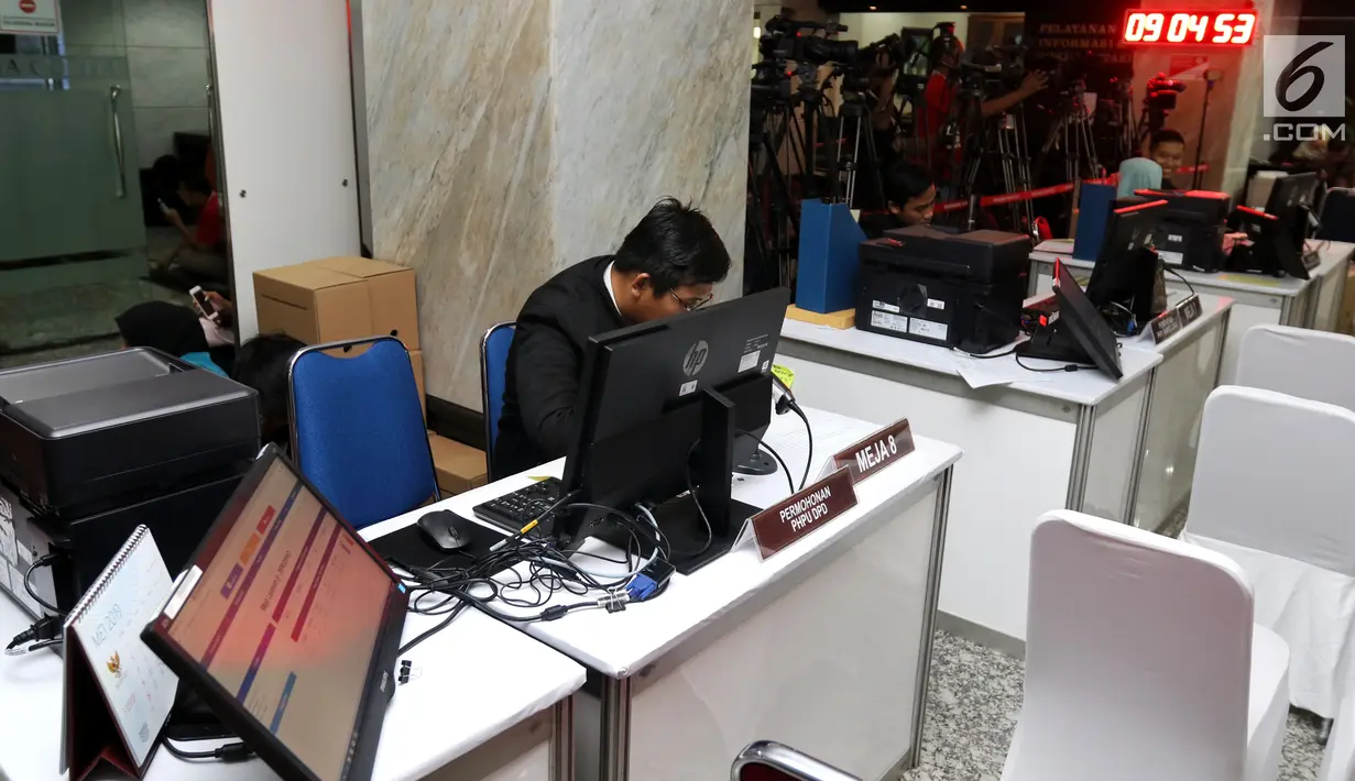 Suasana pendaftaran pengajuan gugatan hasil Pemilu 2019 di Gedung Mahkamah Konstitusi, Jakarta, Jumat (24/5/2019). Batas akhir pengajuan gugatan hasil Pileg 2019 pada Jumat, 24 Mei pukul 01.46 WIB, sementara untuk Pemilu Presiden ditutup pada Jumat, 24 Mei pukul 24.00 WIB. (LiPutan6.com/Johan Tallo)
