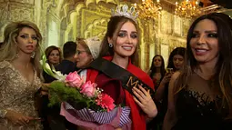 Senyum Viyan Amir setalah dinobatkan sebagai Miss Irak  2017 di Baghdad, Irak, (25/5). (AP Photo/Karim Kadim)