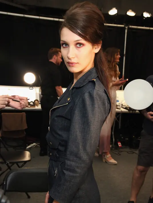 Bella Hadid berpose di belakang panggung sebelum mulai lenggak-lenggok di New York Fashion Week, AS (14/9). (AFP Photo/Astrid Stawiarz)