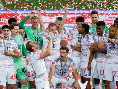 Bayern Munchen resmi menjuarai Bundesliga 2024/2025. Ini menjadi momen bersejarah bagi Harry Kane yang akhirnya mengangkat trofi pertamanya sepanjang kariernya. (AFP/Michaela Stache)