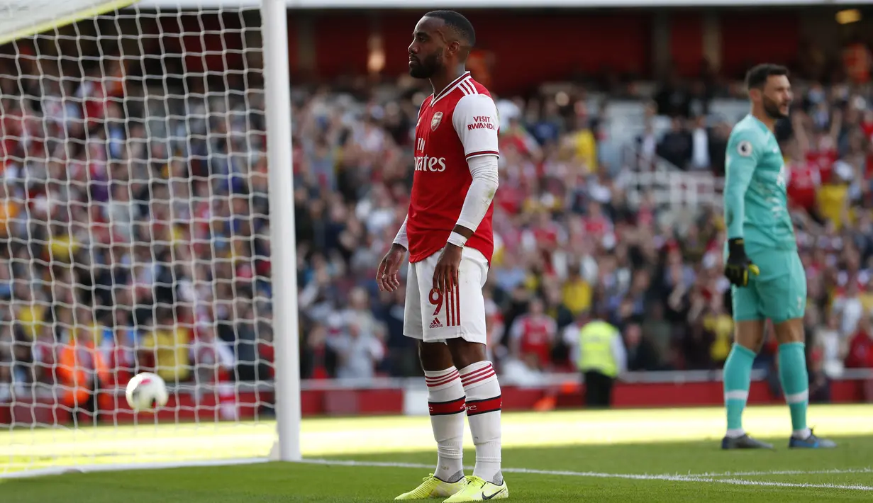 Penyerang Arsenal, Alexandre Lacazette berselebrasi usai mencetak gol ke gawang Tottenham Hotspur pada pertandingan Liga Inggris di stadion Emirates di London (1/9/2019). Arsenal bermain imbang 2-2 atas Tottenham. (AP Photo/Alastair Grant)