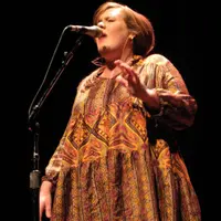 Artis dunia saja bangga pakai batik, kamu gimana? (via: istimewa)