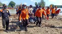Evakuasi jenazah pemancing korban tenggelam Pantai Logending, Kebumen. (Foto: Liputan6.com/Basarnas)