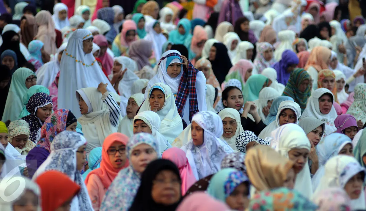 Ribuan muslimah bersiap melaksanakan Salat Idul Fitri 1437 H di Kebun Raya Bogor, Rabu (6/7). Tahun ini merupakan yang kedua kali Pemkot Bogor menyelenggarakan Salat Id yang dipusatkan di Kebun Raya. (Liputan6.com/Helmi Fithriansyah)