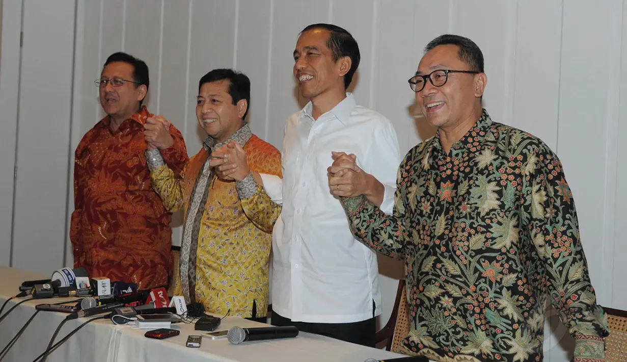 Presiden terpilih Joko Widodo (ketiga dari kiri) mengangkat tangan bersama para Ketua Lembaga Tinggi Negara usai melakukan pertemuan di Hotel Heritage Menteng, Jakarta, (10/10/2014). (Liputan6.com/Herman Zakharia)