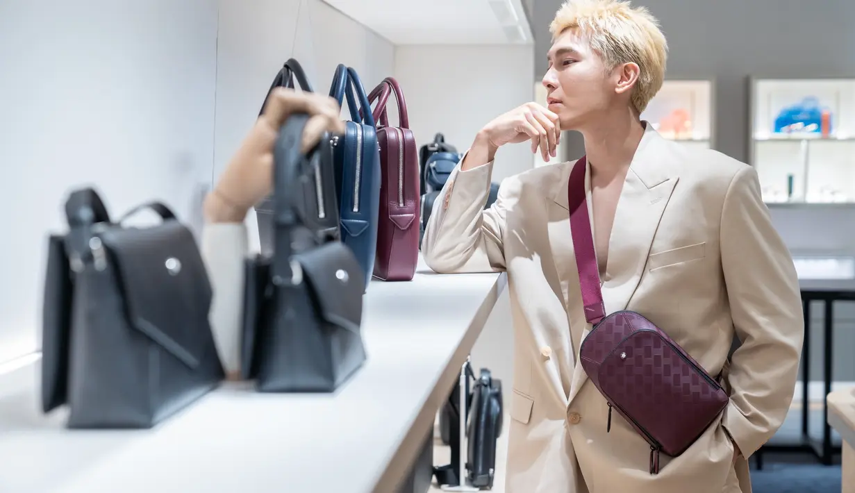 Ia terlihat menggemaskan dan begitu ramah. Dalam balutan suit berwarna krem dan tatanan rambut pirang, Mew sempat menyapa para tamu dan penggemar dengan senyuman. [ Foto: dok Montblanc ]