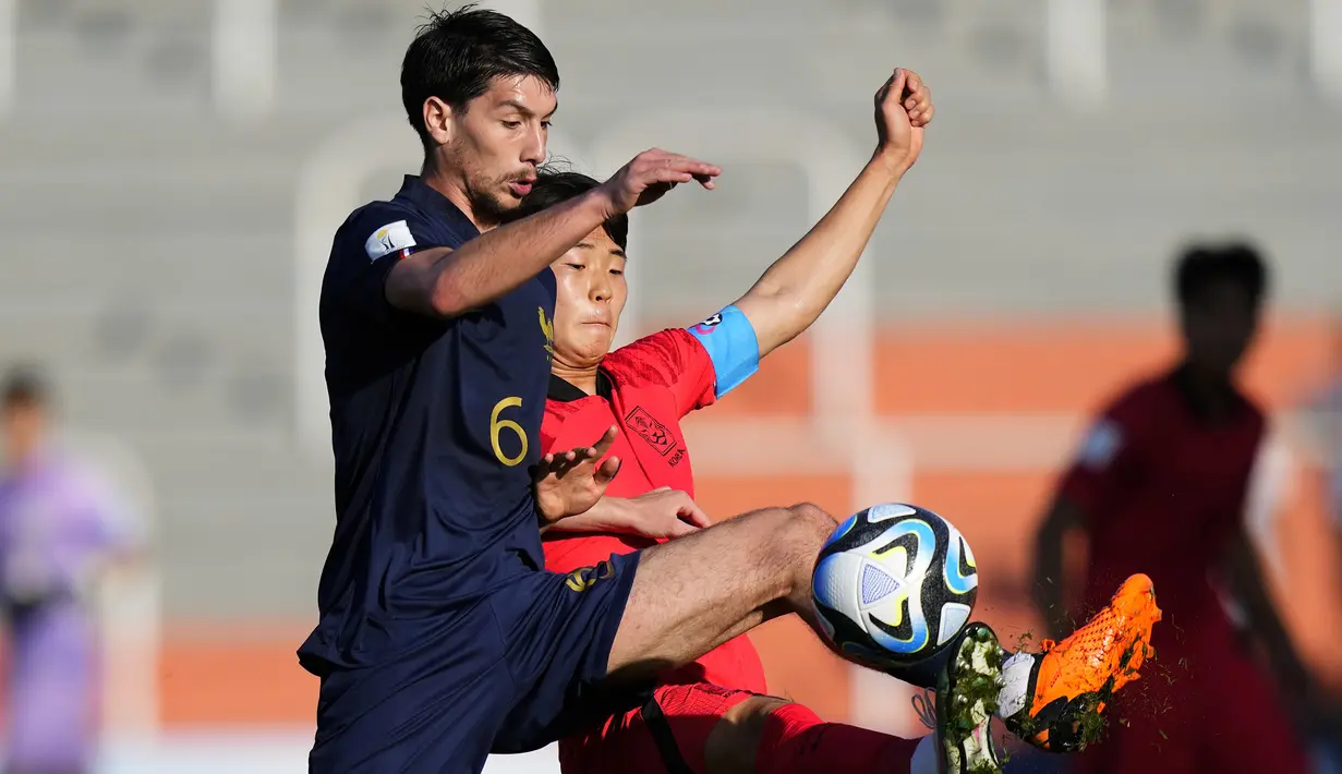 Gelandang Timnas Prancis U-20, Florent Da Silva-Sanchez (kiri) berebut bola dengan gelandang Timnas Korea Selatan U-20, Lee Seung-won pada laga Grup F Piala Dunia U-20 2023 di Malvinas Argentinas Stadium, Mendoza, Argentina, Selasa (23/5/2023) dini hari WIB. (AP Photo/Natacha Pisarenko)