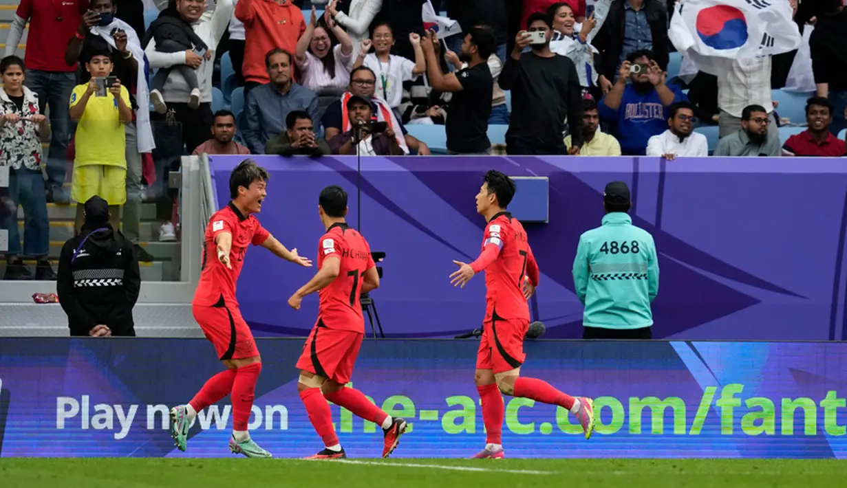 Son Heung Min sukses mengeksekusi tendangan penalti pada menit ke-90+2 dan membuat Korea Selatan memimpin 3-2. Malaysia berhasil mencetak gol ketiganya ke gawang Korea Selatan saat tambahan waktu 12 menit babak kedua. (AP Photo/Thanassis Stavrakis)