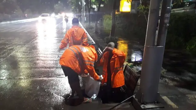 Petugas Bantu Bersihkan Saluran di Kota Surabaya
