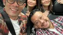 Echa dan Tari juga sering menghabiskan waktu bareng rekan eks Insert, Indra Herlambang dan Uli Herdiansyah. [Foto: Instagram @ersamayori]