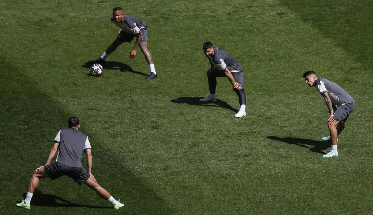 Para pemain Manchester City melakukan pemanasan saat latihan di stadion Dragao di Porto, Portugal, Jumat (28/5/2021). Bagi City, kemenangan skuad Pep Guardiola dalam duel City vs Chelsea akan membuat mereka mencetak sejarah menjuarai Liga Champions untuk pertama kalinya. (Susana Vera/Pool via AP)