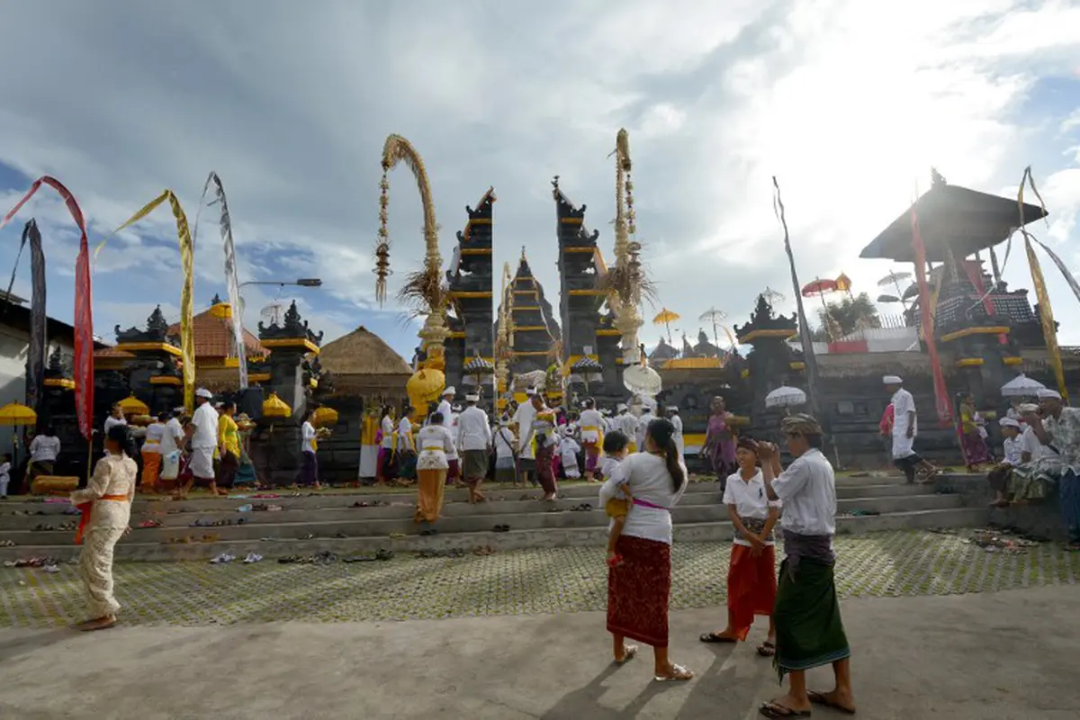 Jelang Hari Raya Galungan, Umat Hindu Padati Tempat Ibadah