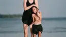 Potret sederhana, namun memukau. Sabai bersama putranya berpose berdua di pantai. Sabai terlihat mengenakan dress tanpa lengan yang sederhana berwarna hitam, merangkul sang anak. Foto: Instagram.