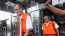 Mantan anggota DPRD Sumatera Utara periode 2009-2014, Elezaro Duha dan Pasiruddin Daulay mengenakan rompi oranye usai menandatangan berkas P21 di gedung KPK, Jakarta, Senin (3/12). (Merdeka.com/Dwi Narwoko)