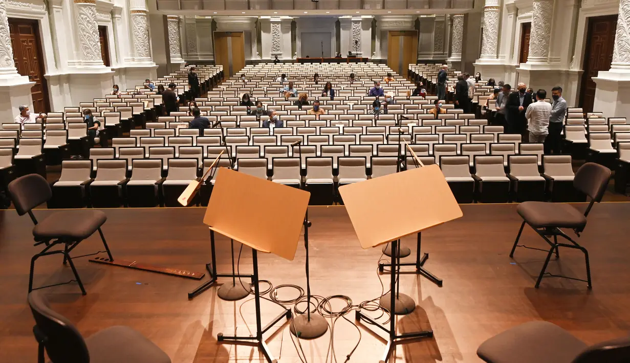 Orang-orang menghadiri konser langsung pertama oleh Singapore Symphony Orchestra sejak diterapkannya upaya pencegahan terhadap COVID-19 mulai 7 April 2020 lalu, di Victoria Concert Hall di Singapura pada 8 Oktober 2020. Konser langsung tersebut dihadiri oleh 50 orang. (Xinhua/Then Chih Wey)