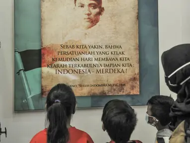Anak-anak melihat salah satu koleksi sejarah di Museum Sumpah Pemuda, Jakarta, Rabu (28/10/2020). Libur cuti bersama dimanfaatkan untuk mengajak anak-anak mengenal sejarah lahirnya Sumpah Pemuda sebagai bentuk edukasi agar memahami jejak perjuangan pahlawan sejak dini. (merdeka.com/Iqbal Nugroho)