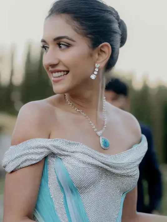 Ia mengenakan anting dan kamung berlian dari merek ternama Lorraine Schwartz. [Foto: Instagram/@shaleenanathani]