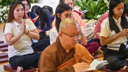 Menjelang perayaan Waisak 2569 BE, Young Buddhist Association of Indonesia (YBAI) menggelar Vesak Festival 2025 di Surabaya, Jawa Timur. (Juni KRISWANTO/AFP)