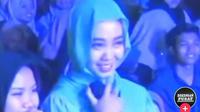 Eva salah satu jemaah Gus Iqdam yang menangis histeris saat dengar Gus Iqdam sakit (TikTok)