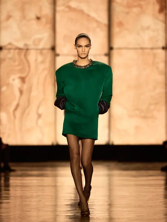 Rangkuman karya yang tegas, dengan detail menawawan, Anthony Vaccarello Winter 2025 women’s collection hadirkan etos dari rumah mode tersebut.  [Foto: Saint Laurent.dok]