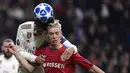 Bek Real Madrid, Jesus Vallejo, duel udara dengan gelandang CSKA Moskow, Hordur Magnusson, pada laga Liga Champions di Stadion Santiago Bernabeu, Madrid, Rabu (12/12). Madrid kalah 0-3 dari CSKA. (AFP/Javier Soriano)