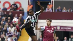 Striker Newcastle United, Alexander Isak (kiri) mengontrol bola di depan gelandang Aston Villa, Leander Dendoncker pada laga lanjutan Liga Inggris 2022/2023 di Villa Park, Birmingham (15/4/2023). (PA via AP/Jacob King)