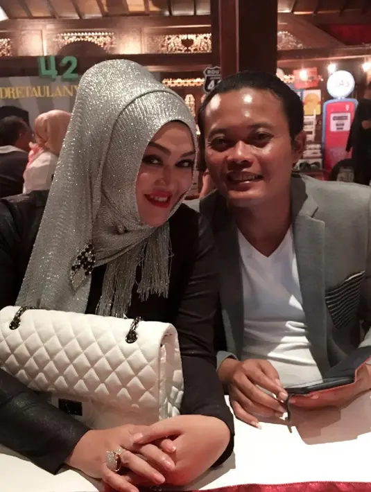 Sekilas kisah cinta keduanya, pasangan ini bertemu dan saling kenal sejak masih SMKI (Sekolah Menengah Karawitan Indonesia) di Jawa Barat. Saat itu, Sule dipercaya menjadi tempat curhat Lina. (Instagram/lina_sulestevent)