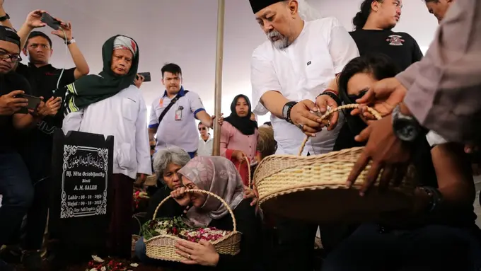 [Fimela] Suasana Pemakaman Istri Indro Warkop