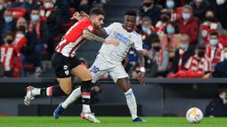 Bertamu ke San Mames Stadium, Real Madrid mengalami perlawanan sengit dari Athletic Bilbao. Mereka bermain dengan sangat baik selama 90 menit pertandingan, bahkan berulang kali mengancam gawang Thibaut Courtois. (AFP/Ander Gillenea)