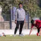 Pelatih kepala Timnas Indonesia U-24, Indra Sjafri (tengah) memimpin latihan untuk Asian Games 2022 Hangzhou yang berlangsung di Lapangan A, Kompleks Stadion Utama Gelora Bung Karno (SUGBK), Senayan, Jakarta, Jumat (15/09/2023). (Bola.com/Bagaskara Lazuardi)