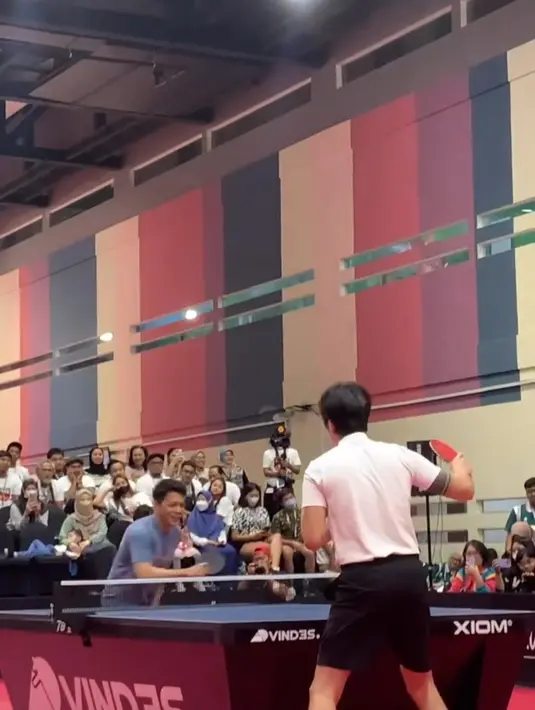 Potret Ariel Noah dan Dikta Tanding Pingpong (Sumber: Instagram/vindes.ig)