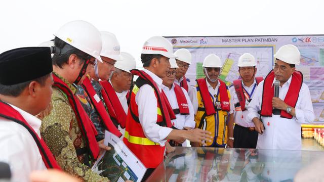 Presiden Jokowi tinjau pelabuhan Patimban, didampingi Menhub Budi Karya Sumadi, Menteri PUPR Basuki Hadimuljono dan Seskab Pramono Anung. Foto: Dok Kementerian Perhubungan
