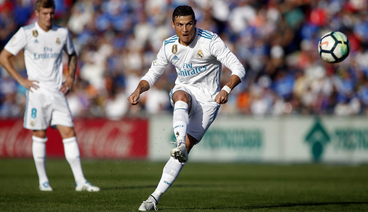 Striker Real Madrid, Cristiano Ronaldo, melepaskan tendangan ke gawang Getafe pada laga La Liga Spanyol Stadion Coliseum Alfonso Perez, Sabtu (14/10/2017). Real Madrid menang 2-1 atas Getafe. (AFP/Oscar Del Pozo)
