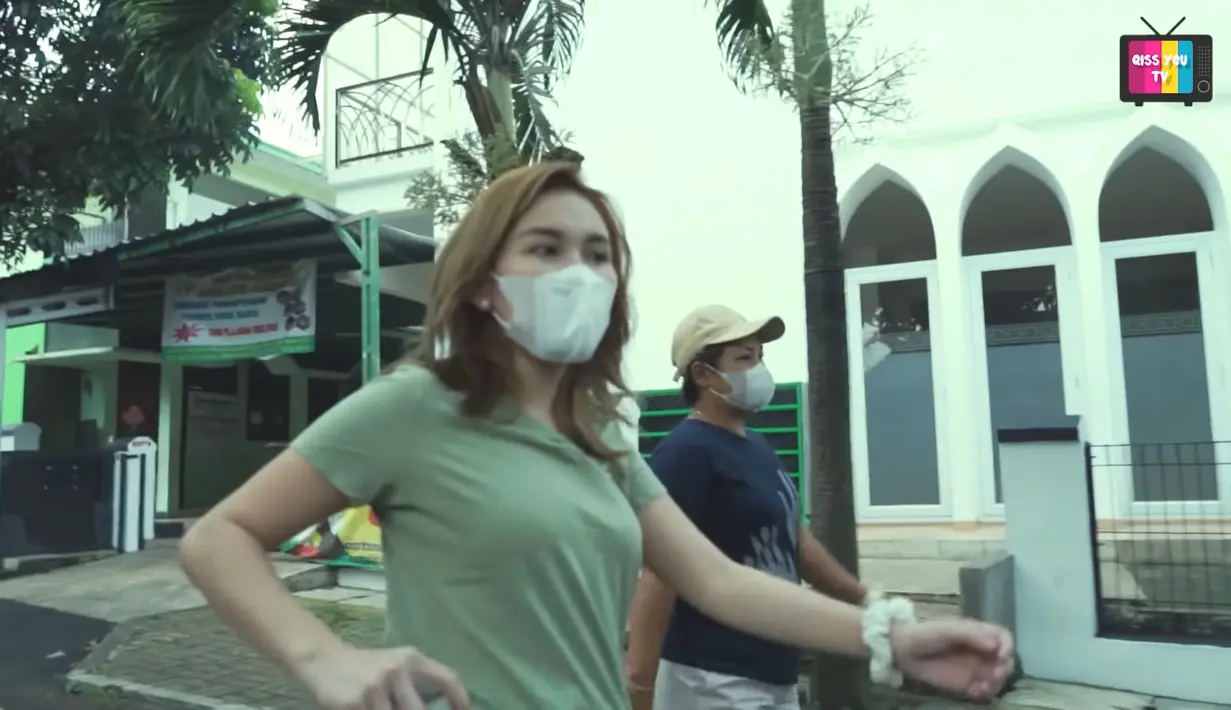 Tanpa riasan, Ayu juga mengenakan busana santai dengan kaos dan celana seadanya.(YouTube qiss yu TV)