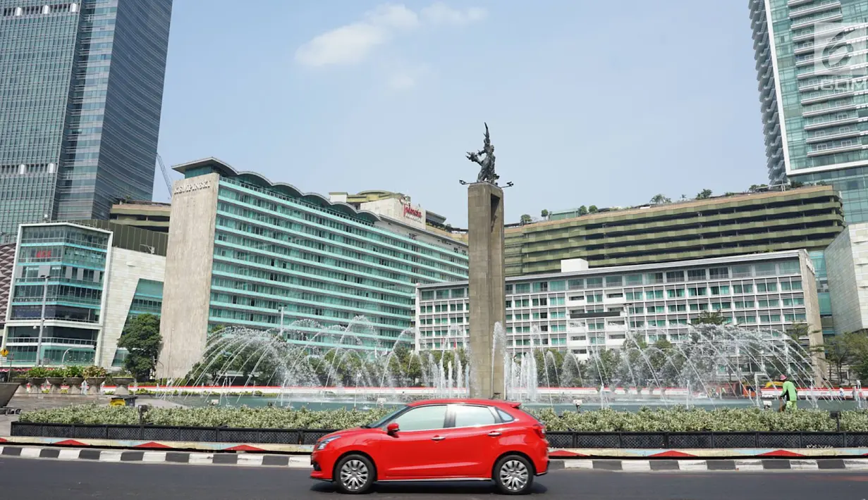 Sebuah mobil melintas di sekitar Bundaran HI, Jakarta Pusat, Minggu (11/8/2019). Pemprov DKI meniadakan Hari bebas kendaraan atau car free day (CFD) di sepanjang Jalan Jenderal Sudirman hingga Jalan MH Thamrin karena bertepatan dengan Idul Adha. (Liputan6.com/Immanuel Antonius)