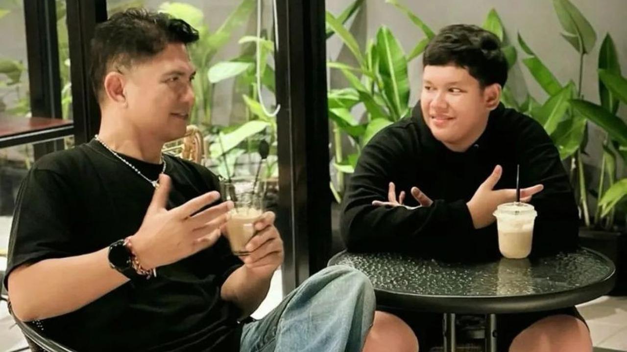 Salah satu hal menarik untuk dibahas adalah kondisi istimewa sang putra, yang merupakan tuna rungu.<br>