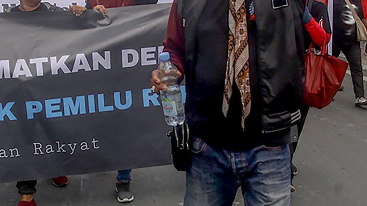 Selama melakukan aksi long march mereka berorasi dengan lantang sambil membentangkan spanduk. Foto: merdeka.com / Arie Basuki